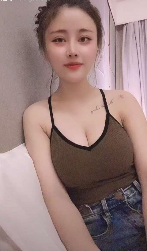 性感胸挺的小姐姐 第3张