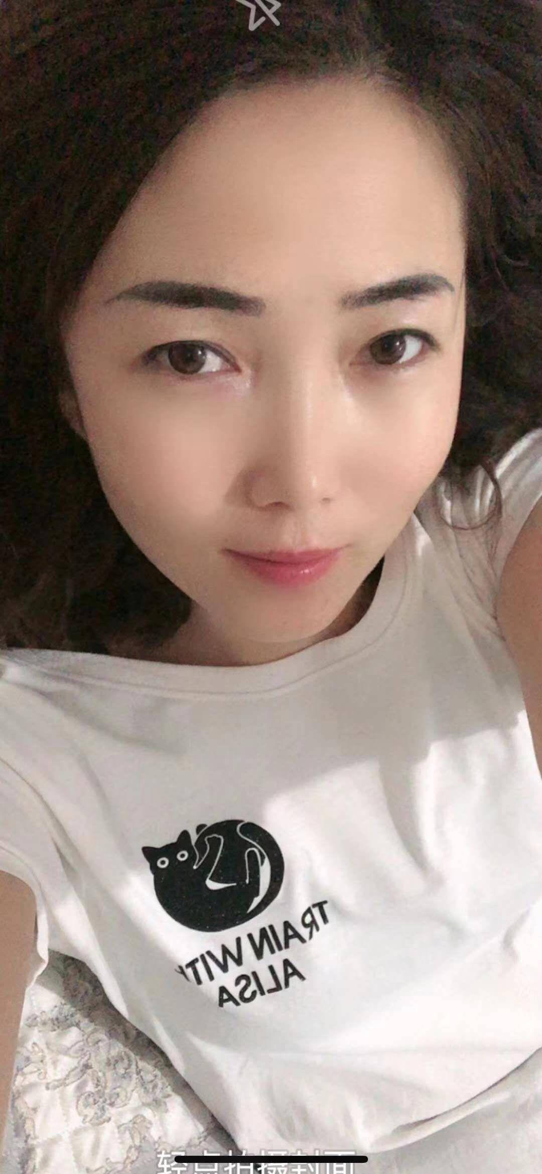 长相很纯的少妇 第1张
