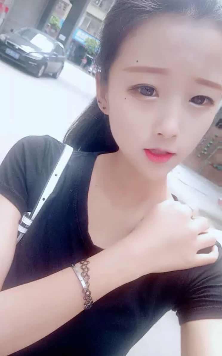 新挖掘的00后厂妹，哄哄还能无套 第1张