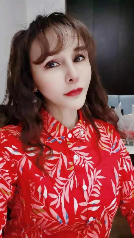 电视塔约的一个的妹子 第2张
