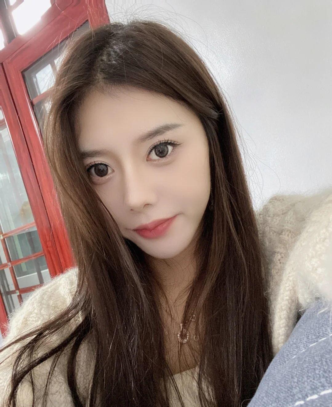 身材高挑的骚气妹子 第3张