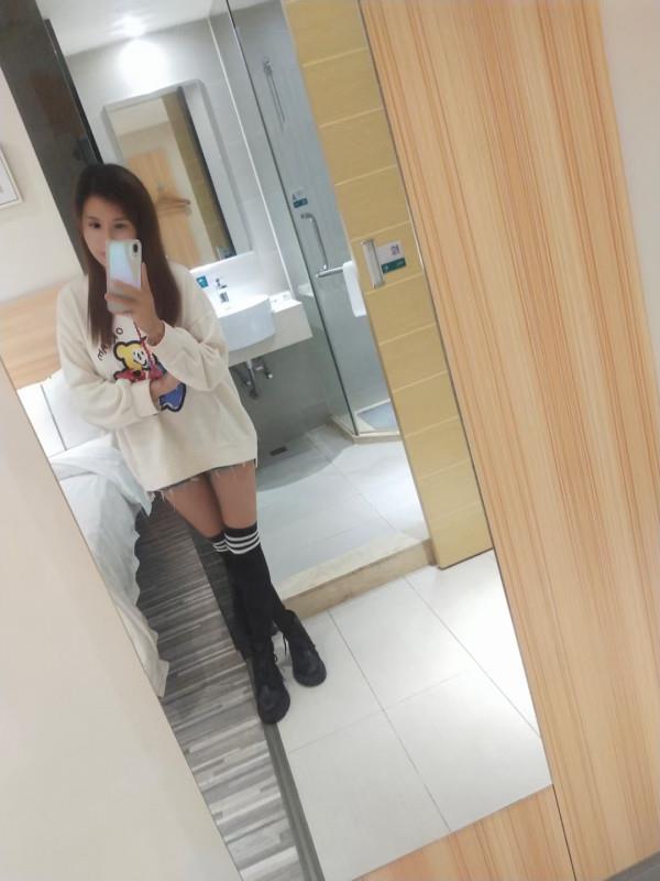 小榄白虎妹子 第2张
