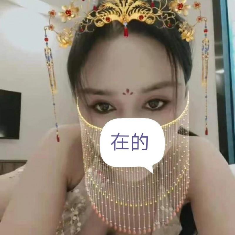 高铁南站附近的美女 第1张