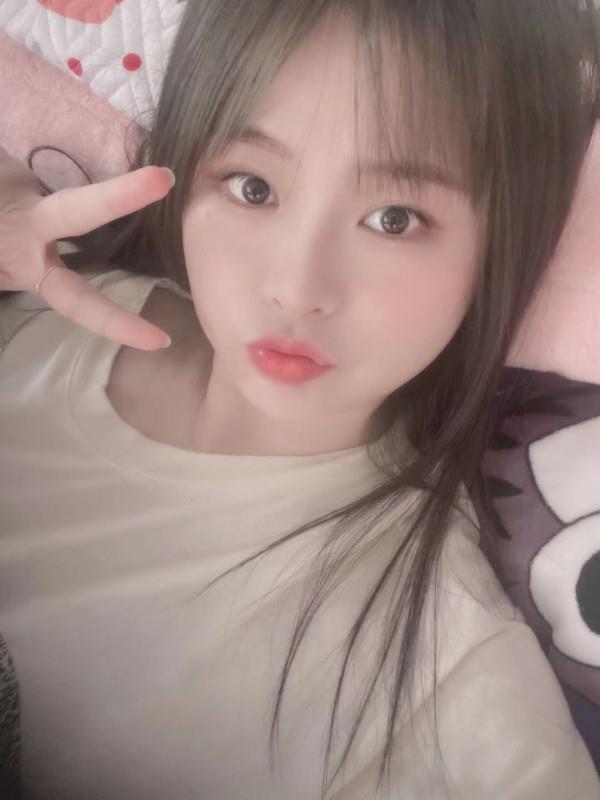 学美妆的清纯妹子 第1张