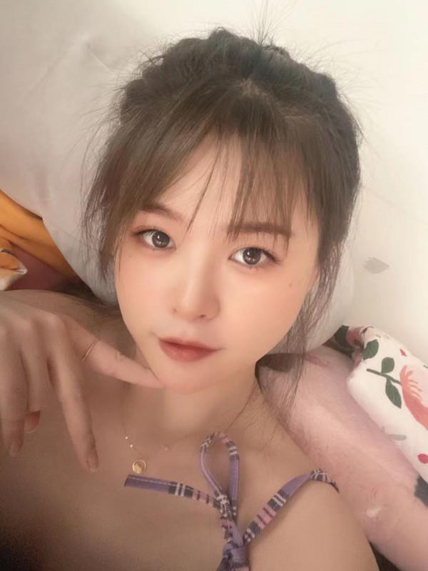 学美妆的清纯妹子 第2张
