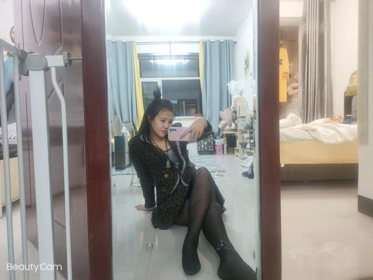 年轻妹子水多活棒 第2张