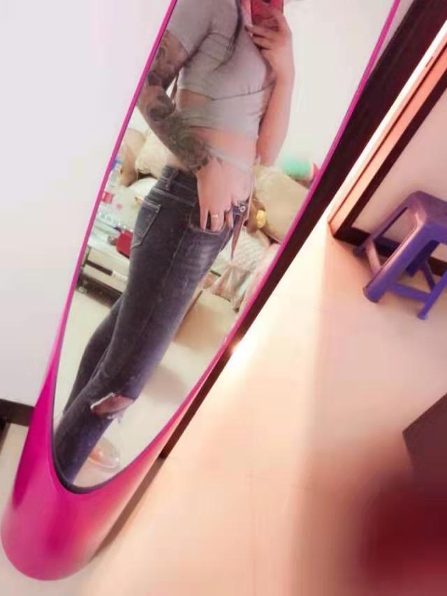 中石油桥附纹身美女，身材很棒 第1张
