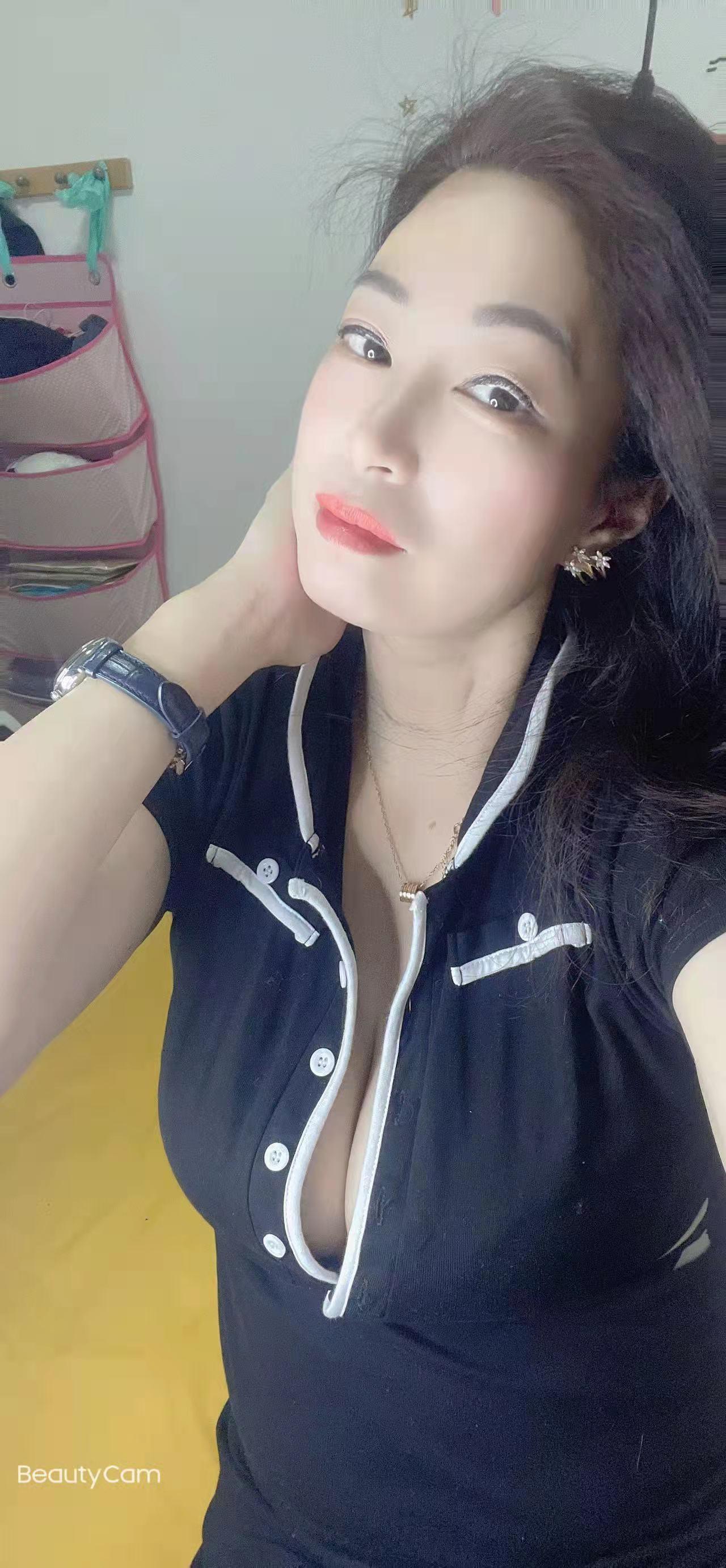 石溪地铁站附近的骚妇，波又打又白，水儿还多 第2张